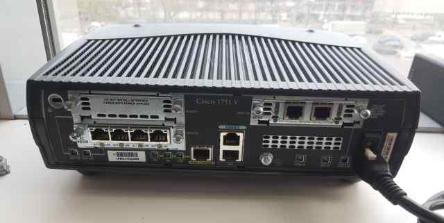 Cisco 1751V + WIC-4ESW + VIC-2FXS